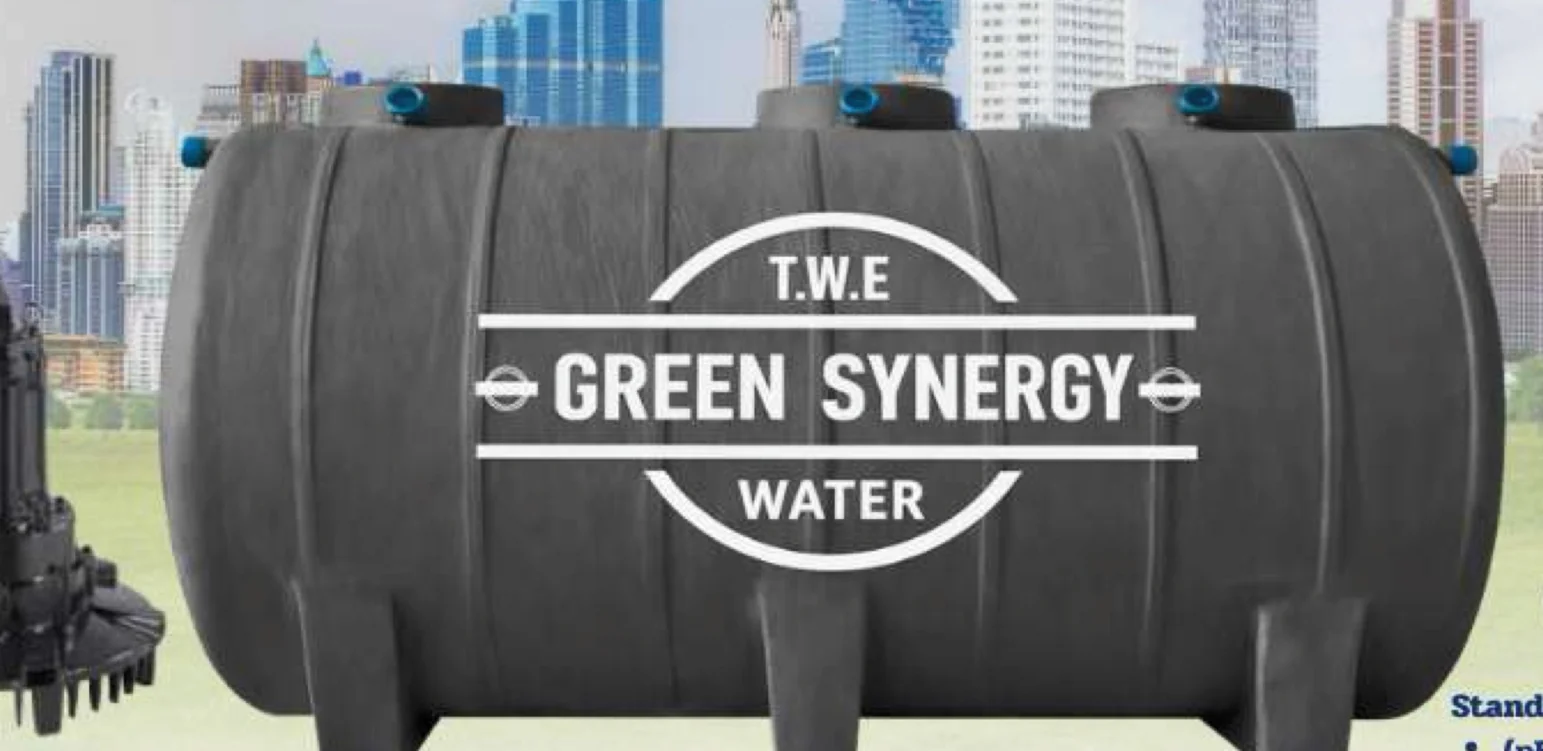 ถังบำบัดน้ำเสียไฟเบอร์กลาสทรงแคปซูลแนวนอน สีเทาเข้ม พ่นโลโก้ T.W.E GREEN SYNERGY WATER